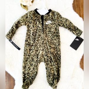 New with tag NIKE LOGO FLEECE ONEPIECE with cover for hands. Camo green & black